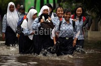 Banjir dengan ketinggian bervariasi merendam Bekasi.