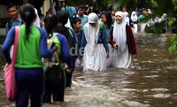 Para siswa pulang ke rumah dengan berbasah-basahan.