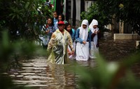 Jalan yang biasa mereka lewat berubah jadi sungai dadakan.