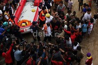 Setiap ada tokoh yang meninjau banjir selalu diserbu.