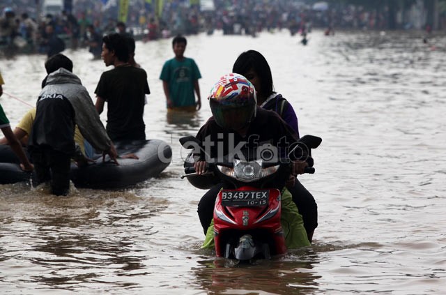 Nekat Menerobos Banjir