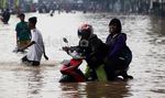 Nekat Menerobos Banjir