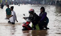 Mesin dan knalpot terendam banjir.