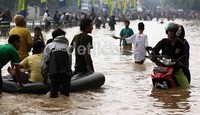 Banjir di Jalan KH Abdullah Syafei masih tinggi.
