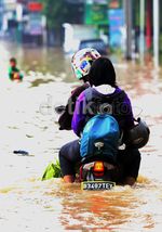 Nekat Menerobos Banjir