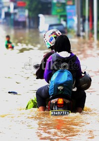 Melihat kedalaman air yang semakin tinggi, sang pemilik pun memutar balik kendaraannya.