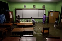 Banjir yang merendam SD Pasar Baru 11 setinggi lutut orang dewasa.