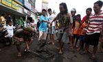 Ular Sanca Muncul di Tengah Banjir