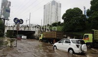 Ada juga yang negkat menerobos masuk.     