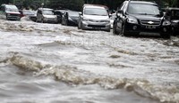 Mobil-mobil terpaksa berhenti ditepi jalan menambah macet di kawasan itu.