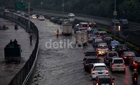 Tol Pluit-Tomang masih terendam banjir.