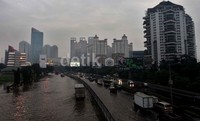 Para pengendara nekat menerobos banjir yang menggenangi tol Pluit-Tomang.