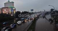 Banjir mengakibatkan lalu lintas macet panjang.