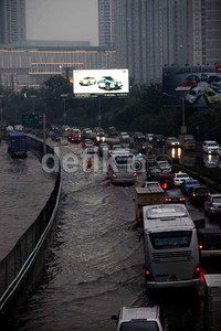 Para pengendara harus memperlambat laju kendaraannya untuk menghindari kenangan.