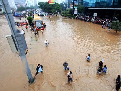 Thamrin Lumpuh, TransJ Tidak Berdaya