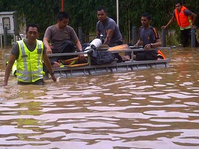 Cleaning Service Terjebak Banjir di Basement Plaza UOB