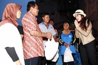 Siti Liza datang memberi bantuan pada korban banjir. Ayya/detikHOT.