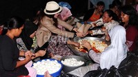 Ia ikut membantu menyiapkan makanan. Ayya/detikHOT.