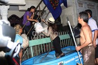 Siti Liza juga tampak menaiki perahu penyelamat. Ayya/detikHOT.