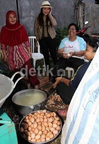 Siti Liza langsung turun tangan membantu korban banjir. Ayya/detikHOT.