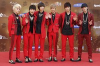 TEEN TOP yang tampil dengan busana bernuansa merah hitam dinobatkan sebagai Best Single Album Award. REUTERS/Bazuki Muhammad.