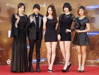 Tampil serba hitam, Victoria, Amber, Krystal, Sulli, dan Luna 'f(x)' terlihat mempesona. REUTERS/Bazuki Muhammad.