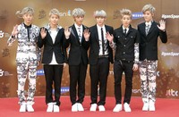 B.A.P kompak dengan rambut abu-abu. REUTERS/Bazuki Muhammad.