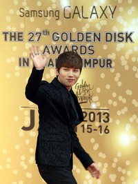     K.Will melambai ke arah kamera. REUTERS/Bazuki Muhammad.