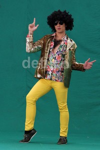 Daniel Mananta bergaya ala 70-an dengan rambut afro, dan kostum yang super nyentrik. Ayya/detikHOT.