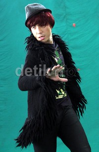 Pemilik clothing line 'DAMN! I Love Indonesia' itu tampil bercardigan bulu. Ayya/detikHOT.