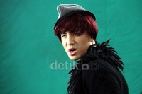 Daniel Mananta saat syuting video klip 'Bendera/DANCE! I LOVE INDONESIA' di kawasan Bintaro, Jakarta, Rabu (16/1/2013). Ayya/detikHOT.