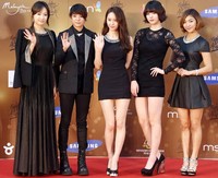 f(x) tampak cantik dan elegan saat berjalan di red carpet. REUTERS/Bazuki Muhammad.