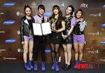 Senyuman Manis f(x) di Golden Disk Awards