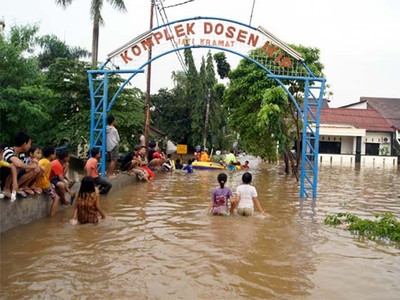 Banjir 2 Meter Rendam Komplek Dosen IKIP Jatibening
