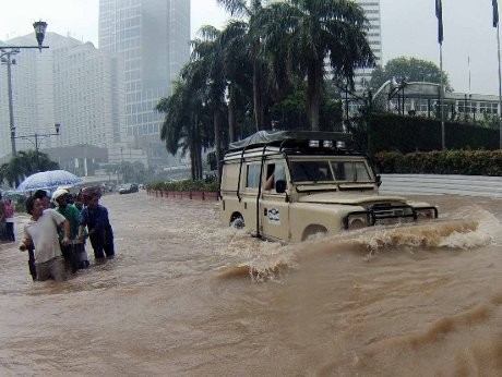 Kendaraan-kendaraan Tangguh Penerobos Banjir