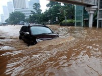 Kendaraan-kendaraan Tangguh Penerobos Banjir