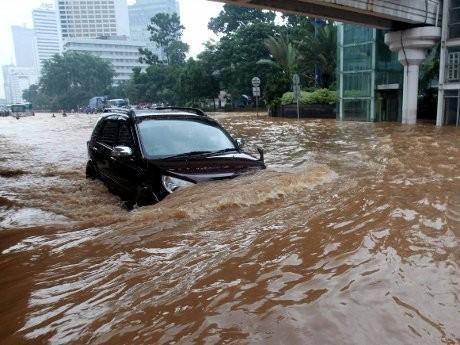 Kendaraan-kendaraan Tangguh Penerobos Banjir