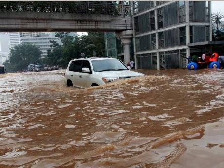 Kendaraan-kendaraan Tangguh Penerobos Banjir Kendaraan-kendaraan Tangguh Penerobos Banjir