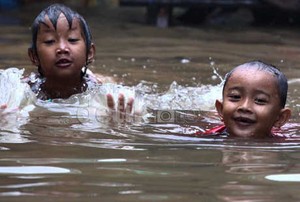 Dokter Anak: Jangan Biarkan Anak-anak Bermain Air Banjir
