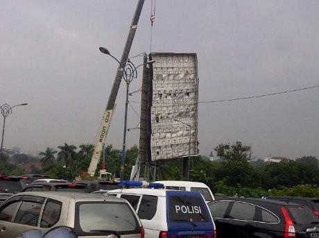 Baliho Besar di Jembatan Kuningan Ditahan Crane, Pekerja & TNI Lega