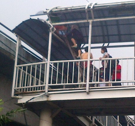 Grogol Banjir, Pejalan Kaki Masuk Tol Lewat Atap Jembatan Busway