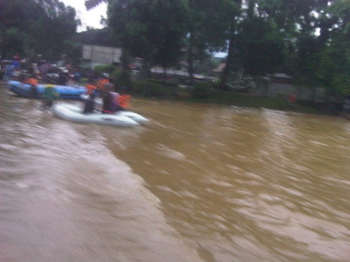 Kawasan Tosari Jl MH Thamrin Masih Terendam, Perahu Karet & Truk Polisi Jadi Penolong