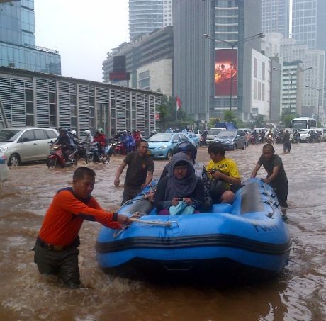 Naik Perahu di Lautan Jl MH Thamrin