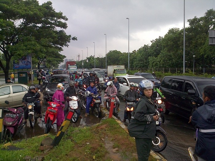 Banjir 50 Cm, Pintu Tol Kemayoran Padat Merayap