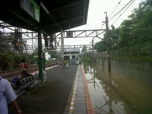 Rel Tergenang 30 Cm, Stasiun Tanah Abang Masih Lumpuh