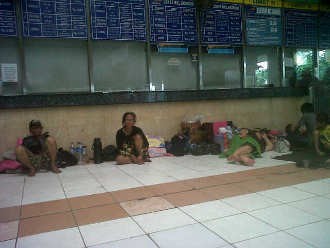 Korban Banjir Mengungsi ke Stasiun Tanah Abang