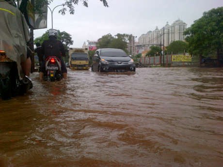 Banjir di Kelapa Gading Boulevard, Warga Naik Angkot Polisi