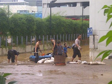 30 Jam Evakuasi, 3 Karyawan Masih Terjebak Tsunami Basement Plaza UOB