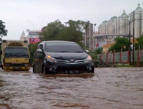 Warga: 2 Mobil Tenggelam di Underpass Kemayoran