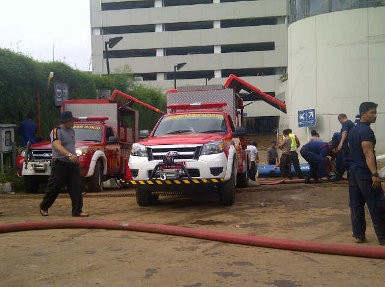 4 Mobil Damkar Sedot Air di Basement Plaza UOB